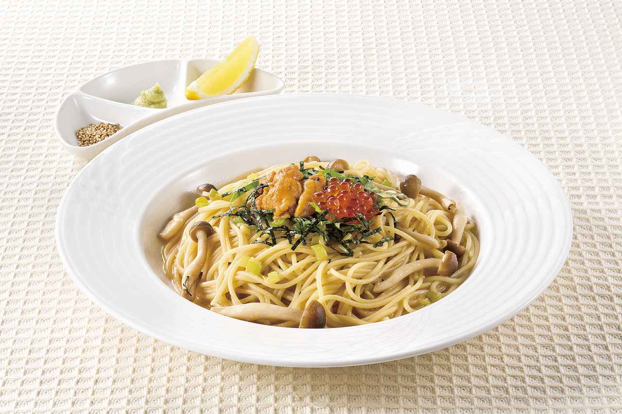 画像: <商品名>ウニとイクラのこく旨バター醤油スパゲティ <価 格>1,120円(税込1,210円) <商品説明>食欲をそそるバター醤油風味のスパゲティに、ウニ、北海道産イクラ、大葉、きざみのりをトッピングしました。 ※新宿高島屋店では提供しておりません