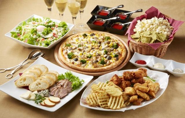 画像: ■洋の宴コース マイク片手に食べやすい前菜や、トリュフソースと奥三河どりを使ったぜいたくなピザを中心としたコース