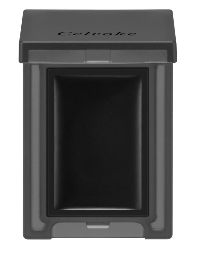 画像: セルヴォーク ヴォランタリー アイズ 00 2,000円(税抜) ツヤ感のある質感と陰影を操るセルヴォークのキーカラー00。黒いパールを採用することで透明感のある仕上がりと奥ゆきを表現。 セルヴォーク ヴォランタリー アイズ 00 は、唯一のクリームタイプのアイシャドウでしっとりとなめらかなテクスチャー。するすると広がり、アイシャドウやチーク、リップに重ねることでニュアンススモーキーカラーが自由自在に演出できます。
