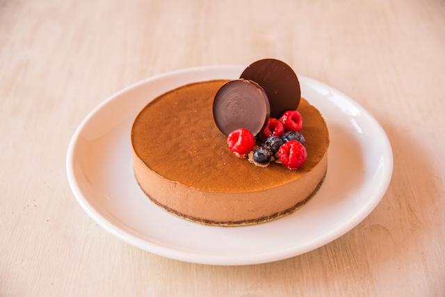 画像: Raw クリスマスリッチショコラケーキ ¥5,200 口当たりの良い滑らかなケーキ。ローカカオ本来の香りと美味しさをお楽しみください。