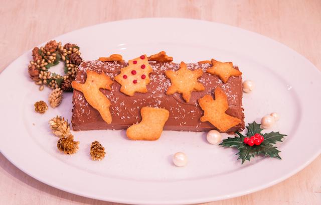 画像: クリスマスケーキ グルテンフリー ブッシュドノエル ¥4,900 しっとりロールケーキと濃厚なカカオクリームたっぷりのロールケーキ。クッキーのデコレーションはご自身でお楽しみください。