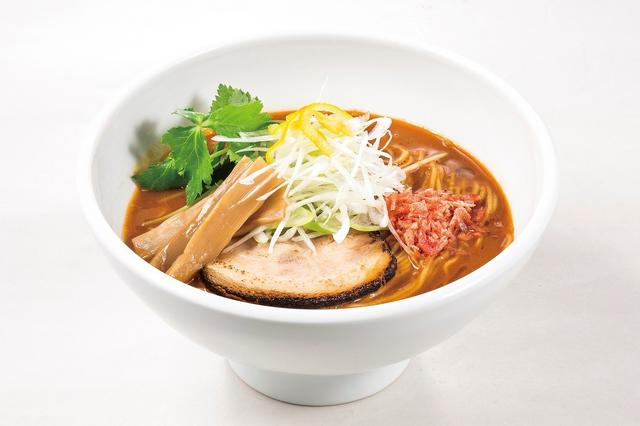 画像: ・商品名:『よってこや史上最高の海老だし味噌ラーメン えびみそ』 ・販売価格:890円(税込) ・販売期間:2016年12月6日(火)~2016年12月末予定(年末の営業時間は店舗より異なります。) ・商品特徴:オマール海老の殻から丁寧に抽出した“海老だし”によってこや自慢の鶏ガラとんこつを合わせ、そこに2種類の熟成味噌を加える事により、味噌に深み・厚みを出し、コクと風味を際立たせました。また、味噌本来の旨味が、海老だしをさらに引き立たせ、海老の旨味と香りをより一層引き出した圧倒的贅沢な逸品に仕上げました。麺は細麺と手揉み太麺からお選びいただけます。