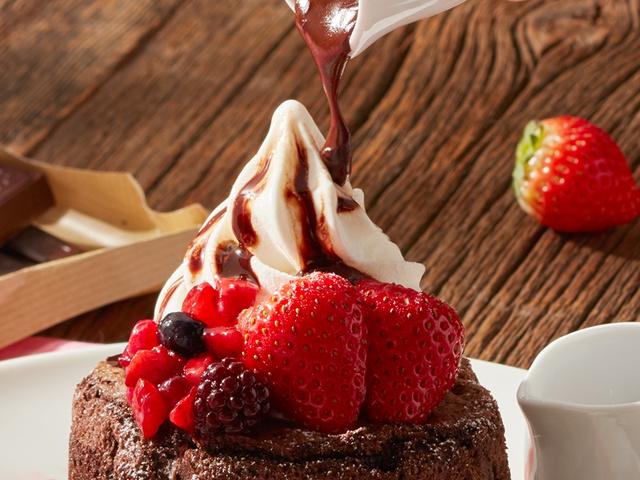 画像: いちごのベルギーチョコシフォンソフト~ホットファッジソース添え~ 699円 しっとりビターなチョコシフォンに真っ赤ないちご。あつあつのチョコレートソースをかけてお召し上がりください。