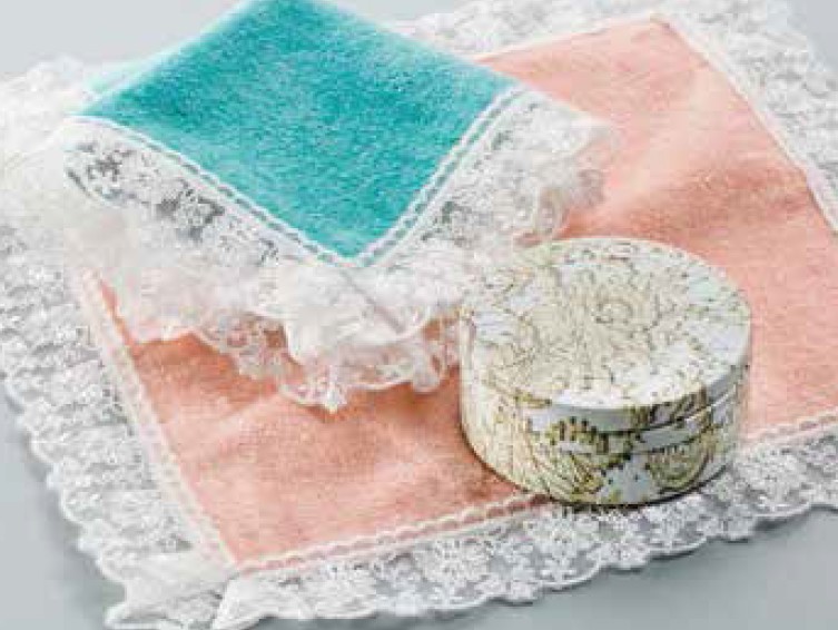 画像: 2017年2月発売予定 近沢レース×STEAMCREAM「POINT DE ROSE」SPECIAL SET《数量限定》 POINT DE ROSEをイメージし、スチームクリームのためだけに 織られたレースを使用した近沢レース店製の 限定「タオルハンカチ」と、スチームクリーム 「POINT DE ROSE 1860」入りの、 春の贈り物にぴったりのスペシャルセットです。 【セット内容】 ◆近沢タオル店製 タオルハンカチ(サイズ:約255×255mm)1枚 日本製 (カラー:ホワイト/ピンク/ブルー) ◆スチームクリーム 限定デザイン缶 POINT DE ROSE 1860(内容量:75g)1個 日本製 ※オリジナルギフトBOX入り 価格:税込3,240円(本体価格:3,000円) 取り扱い先:スチームクリーム公式オンラインストア、 全国有名百貨店などの期間限定催事