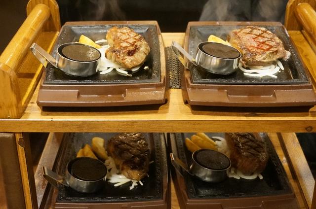 画像: ワゴンで運ばれてくるステーキ
