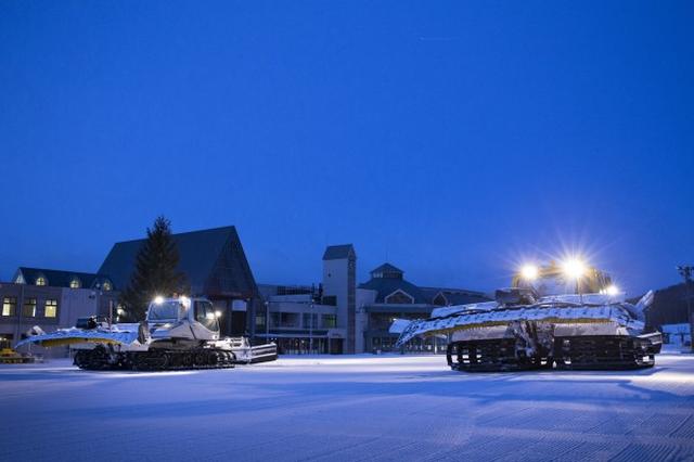 画像: ナイター営業前に全面圧雪、最高のコンディションに整えます