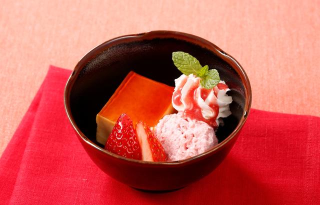 画像: 【苺のプリンアラモード 399円(税込430円)】 なめらかな口当たりのプリンに、苺ムースとホイップクリームを添えたプリンアラモード。食後にちょうど良いサイズのデザートです。