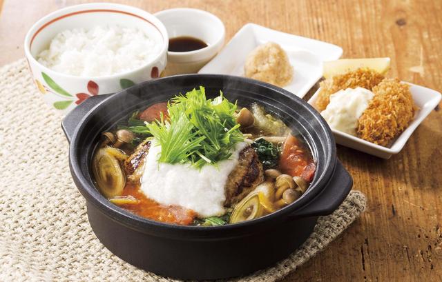 画像: 【鍋ハンバーグ膳(ごはん・牡蠣フライ2コつき) 1,299円(税込1,402円)】 ハンバーグを和風の鍋仕立てで味わう、あつあつメニュー。出汁の効いたスープに、合挽きハンバーグとたっぷりの野菜を加えて、なめらかなとろろをのせました。白菜、長ねぎ、ほうれん草、水菜など、この一品で1日に必要な野菜量の約2分の1が摂れます。