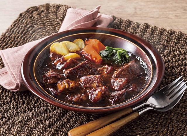 画像: 【ビーフシチュー 1,249円(税込1,348円)】 ごろごろと存在感のある牛肉は、ほろりと口の中でほぐれるような柔らかさ。コクのあるデミグラスでじっくりと煮込んだ、複雑で深みのある、なめらかな食感のシチューです。シチューの隠し味には醤油を加え、濃厚ながらもすっきりとした印象です。