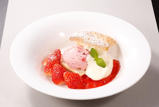 画像: 【苺のムース~パイ仕立て 499円(税込538円)】 サックリとした食感のパイに、苺のつぶつぶ果肉が入ったふんわり優しい口どけの苺ムースや苺ゼリー、マスカルポーネクリームを重ねた軽やかな一皿です。