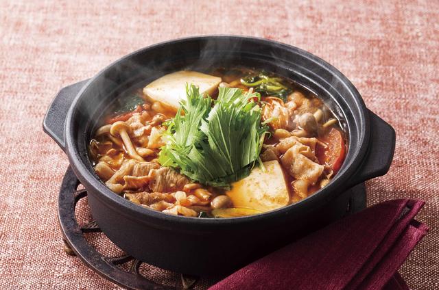画像: 【野菜と三元豚のピリ辛チゲ(ごはんつき) 1,099円(税込1,186円)】 甘みのある三元豚に白菜やほうれん草、しめじ、豆腐などのチゲと相性の良い素材を、アサリとホタテの旨みをベースに複数の醤(ジャン)をブレンドしたピリ辛スープで煮込みました。具材の旨みが溶け込んだスープは、ごはんとの相性も抜群です。