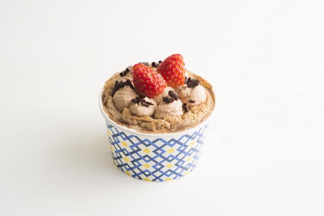 画像: 「ザ・デコレーションシフォン(ショコラ)」 ココアを練り込んだショコラ風味のふんわりしっとりとした食感の生地にチョコホイップを詰め、チョコホイップとスライスチョコ、カットしたいちごでデコレーションしました。