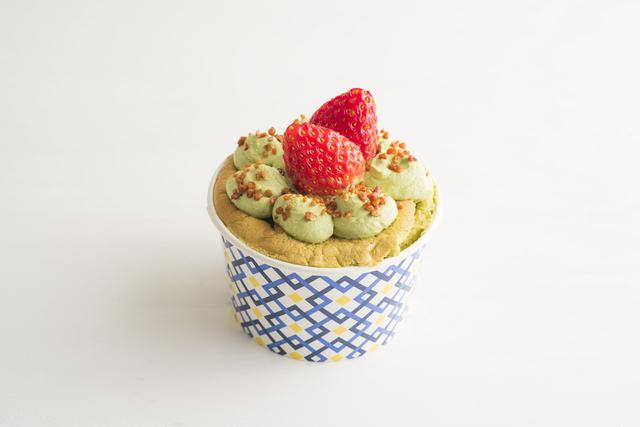 画像: 「ザ・デコレーションシフォン(抹茶)」 抹茶を練り込んだふんわりしっとりとした食感の生地に抹茶ホイップを詰め、抹茶ホイップとアーモンドプラリネ、カットしたいちごでデコレーションしました。