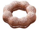 画像: ●ポン・デ・クーベルショコラホイップ(140円) ココア風味のもちもちとした食感の生地で、クーベルチュールチョコ入りホイップをサンドしました。