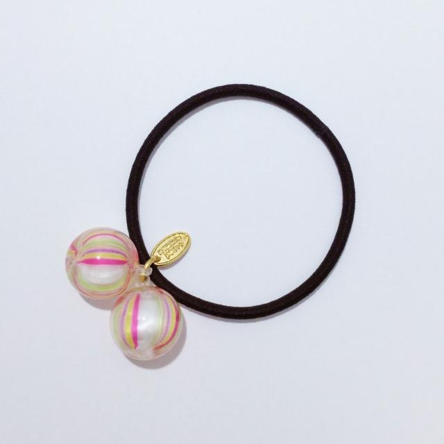 画像: 飴のヘアゴム「小粒てまり錦」 約6g 1,080円(税込) 本物の飴がふた粒ついた人気のヘアゴム