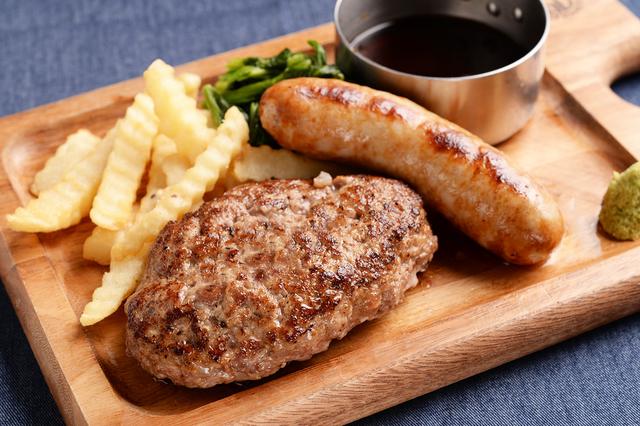 画像: NICK STOCK名物の熟成牛ハンバーグ&極太ソーセージコンボ