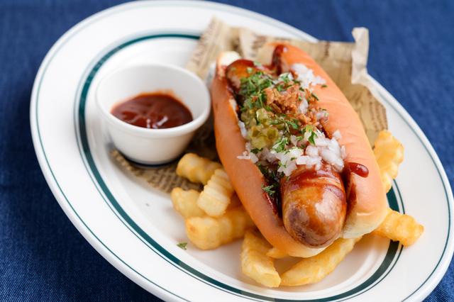 画像: 1.旨さはみ出す極太HOT DOG NICK STOCK流ホットドッグは、肉屋自慢の自家製“極太ソーセージ”を使った贅沢ドッグ。 鹿児島県産のブランド豚『茶美豚(ちゃーみーとん)』を使用し、一口噛めばパリッと弾けるジューシーさにこだわりました。