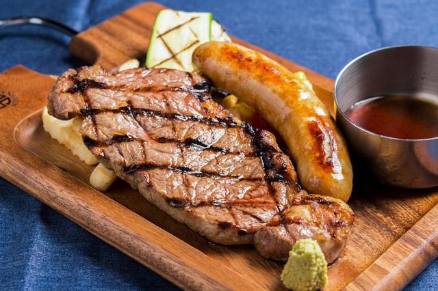 画像: 毎日10食限定の『サーロインステーキランチ』1000円(+税)。写真は極太ソーセージトッピング。