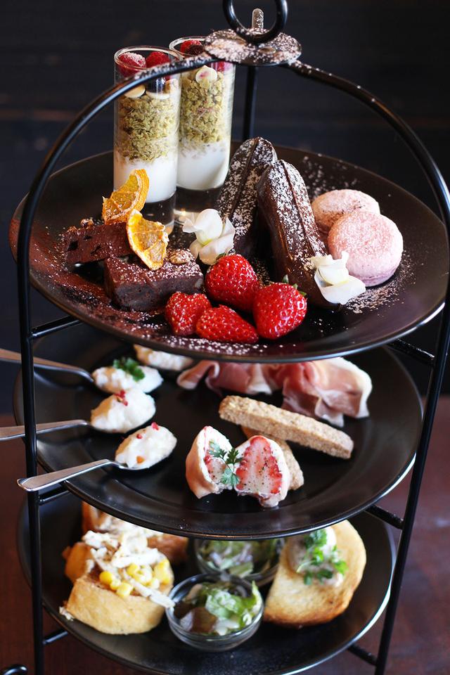 画像: 【下段】 ハニーマスタードチキンのチーズフレンチトースト FORU風サラダ じゃことチーズのグラノーラ添え 自家製リエットとバケット 【中段】 ストロベリーマスカルポーネを生ハムで包んで ポテトサラダとピンクペッパー リコッタチーズとオーガニックはちみつ 生ハムとトリュフオイル FORUグラノーラスティック、チーズ風味 【上段】 チョコレートのハイヒール フランボワーズのマカロン FORU GRANOLA フルーツ ハニーヨーグルト 完熟ストロベリー 濃厚チョコレートブラウニー、ドライオレンジを添えて。
