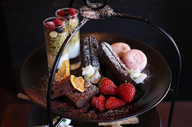 画像: 選べる大人のブリュレフレンチトースト 5種の紅茶 【オプションメニュー】 +500円 紅茶飲み放題 +400円 ドラフトコーヒー +450円 ドラフトラテ +600円 デザートワイン(季節限定チョコレート風味) +500円 ハウスワイン +500円 ホットワイン +540円カクテル各種