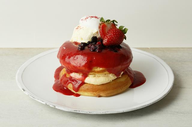 画像: ●ストロベリーレッドパンケーキ(本体価格 1,300円) <Strawberry red pancake> ストロベリーの甘酸っぱいソースをたっぷりかけたパンケーキ。濃厚カスタード、バニラアイスとの相性もパッチリ。