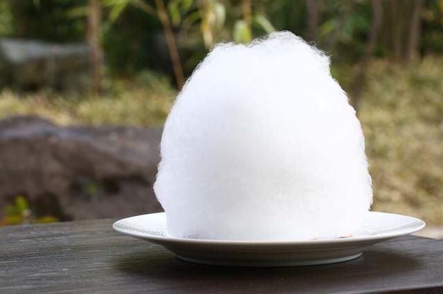 画像2: フランベすると雪のような綿あめの中からモンブランが…!
