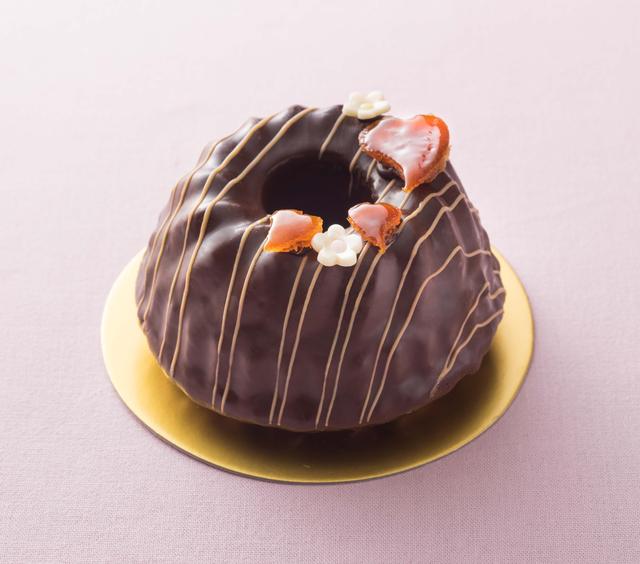 画像: 【クグロフ(ショコラオランジュ)】 オレンジの皮のコンフィとチョコチップを入れ、クグロフ型*で焼き上げたチョコレートのパウンドケーキです。ハート型のオレンジコンフィと花を飾り付けました。オレンジの爽やかな香りと、チョコレートのマリアージュをご堪能ください。