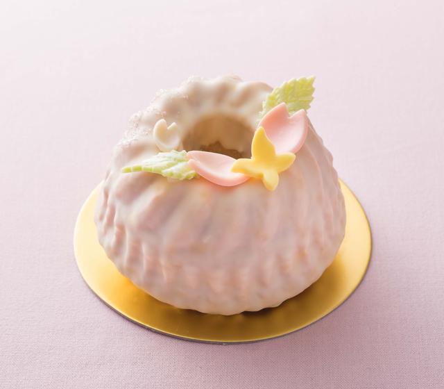 画像: 【クグロフ(桜)】 塩漬けをした桜の花びらを生地に練り込み、甘く煮た白エンドウやクランチなどを入れ、クグロフ型*で焼き上げたパウンドケーキです。春をイメージし、チョコレートでかたどった桜の花びらや蝶を飾り付けました。しっとりとしたパウンドケーキの食感と塩気のある味わいをお楽しみください。
