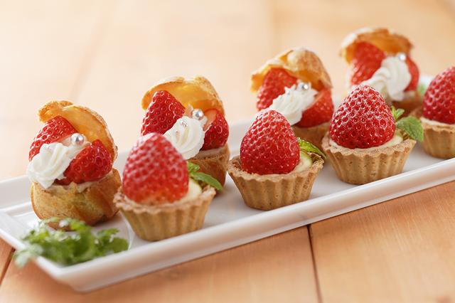 画像: まるごといちごのシュークリーム、いちごのタルト