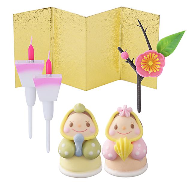 画像: 価 格: ¥350(税込¥378) 特 長: お好きなケーキに飾れるひなまつりデコレーションキットです。砂糖菓子のめびなとおびな、ぼんぼりキャンドルに金屏風がセットされています。楽しく飾ってひなパーティーを盛り上げましょう! (※小麦・卵・乳を使っていません。 特定原材料等:ゼラチン)