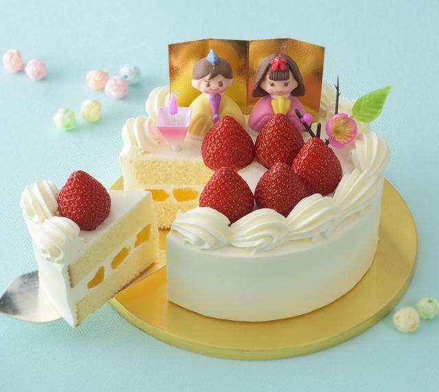 画像: 価 格: 4.5号(直径13.5cm、4~5人分)/¥2,400(税込¥2,592) 5号(直径15cm、5~6人分)/¥2,900(税込¥3,132) 特 長: スポンジの間に、生クリームと桃の節句にちなんで黄桃をサンド。黄桃のほどよい酸味と生クリームのコク&まろやかさが、絶妙に溶け合います。苺を華やかに飾った、お祝いの席にふさわしいケーキです。