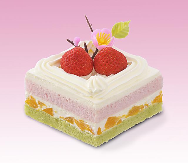 画像: 価 格: 一辺7.5cm/¥500(税込¥540) 特 長: 抹茶スポンジに黄桃&生クリーム、苺風味スポンジを重ねた、菱餅をイメージしてつくったケーキ。苺と生クリームで仕上げて、桃の花を飾りました。