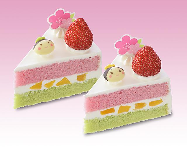 画像: 価 格: ¥800(税込¥864) (※単品でも販売いたします。) 特 長: 抹茶スポンジに黄桃&生クリーム、苺風味スポンジを重ねた、ひなまつり限定のカラフルなショートケーキのセット。苺と生クリームで仕上げて、おびな&めびなの顏のチョコレートをちょこんとのせました。