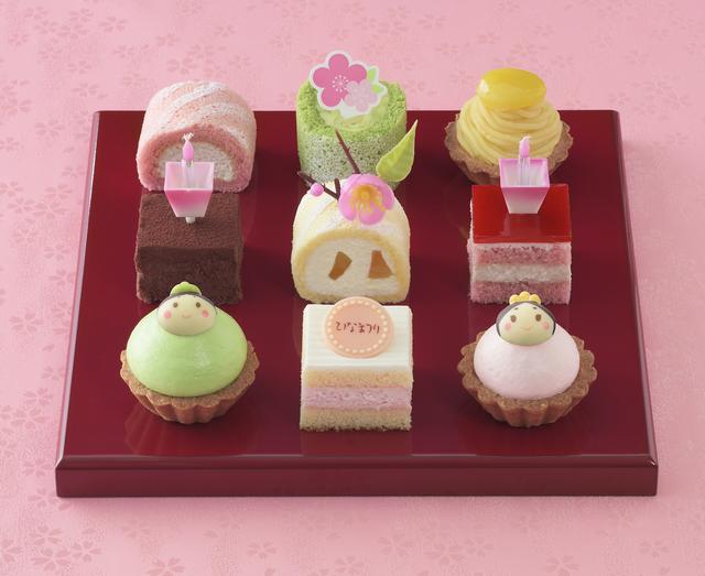 画像: 価 格: ¥2,100(税込¥2,268) 特 長: おびなとめびなや桃の花を飾ったプチケーキの詰め合わせ。苺生クリームショートやさくらクリームタルトなど、かわいい春色ケーキでお祝いしましょう。