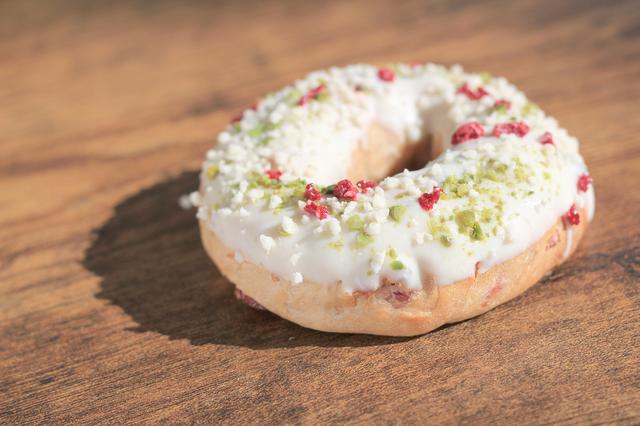 画像: ◆Vt. White Bagel ~ チェリー&クランベリー ~ ¥340-(税込) 生地に練りこまれたドライチェリーとドライクランベリーが甘酸っぱく、お子さまにもおすすめです。ホワイトクランチとピスタチオ、ラズベリークリスピーのトッピングは、まるで雪景色のような可愛らしさです。