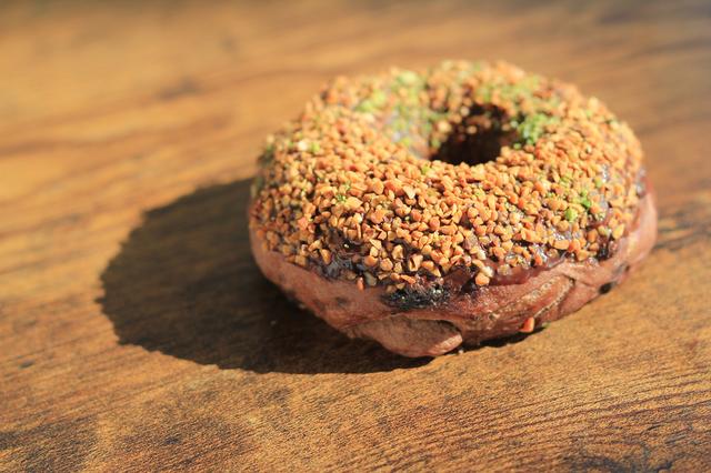 画像: ◆Vt. Black Bagel ~ アーモンド&オレンジ ~ ¥340-(税込) ビターな甘さのチョコレートと、オレンジスライスが相性抜群!ゴールドに輝くアーモンドダイスとピスタチオ、チョコクランチがぎっしりとトッピングされていて、食感が楽しい逸品です。