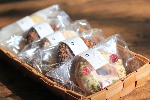 画像: ◆Valentine Bagel ミニベーグルギフトセット ¥1,680-(税込) 通常サイズの半分のサイズの“ミニベーグル”が5個入ったギフトセットです。 ・「Vt. Black Bagel ~ アーモンド&オレンジ ~(ミニ)」 2個 ・「Vt. White Bagel ~ チェリー&クランベリー ~(ミニ)」 2個 ・「有機カカオチョコレート(ミニ)」 1個