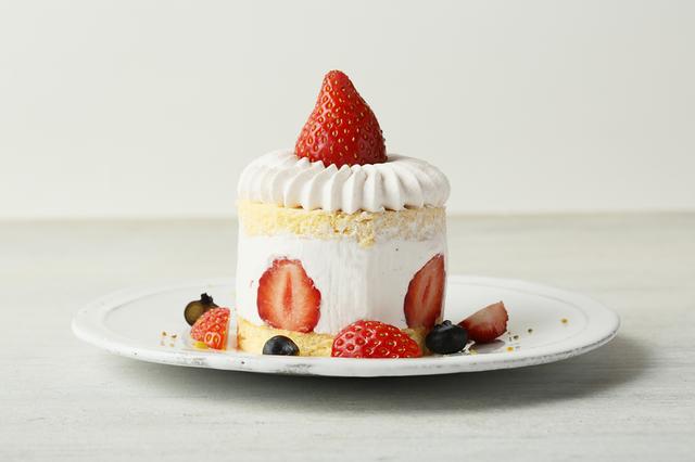 画像: ●ストロベリーピンクスノーショートケーキ <Strawberry pink snow shortcake> 本体価格 800円 やさしい苺のホイップクリームの中にはフレッシュ苺たっぷり。旬の苺を堪能してください。