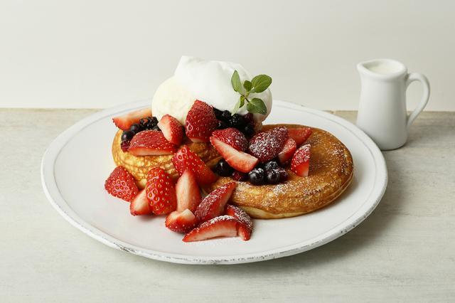 画像: ●メニーベリーパンケーキ ミルクソース <Many berry pancake with milk sauce> 本体価格 1,700円 苺、ブルーベリー、ラズベリーをふんだんに使用。甘酸っぱいフルーツとフワフワのパンケーキ、アイス、生クリームの相性は抜群です。お好みでミルクソースをかけてお楽しみください。