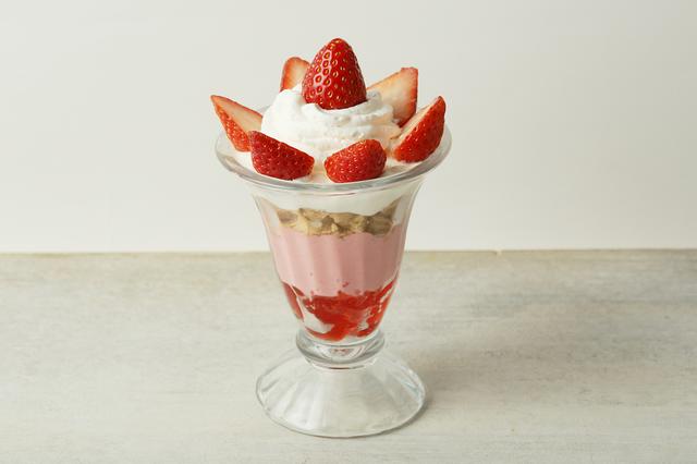 画像: ●ストロベリールージュピンククランブルパフェ <Strawberry rouge pink crumble perfect> 本体価格 900円 サクッとした食感のクランブルと苺の風味豊かなチーズクリーム、ヨーグルトやベリーを使い爽やかなパフェに仕上げました。