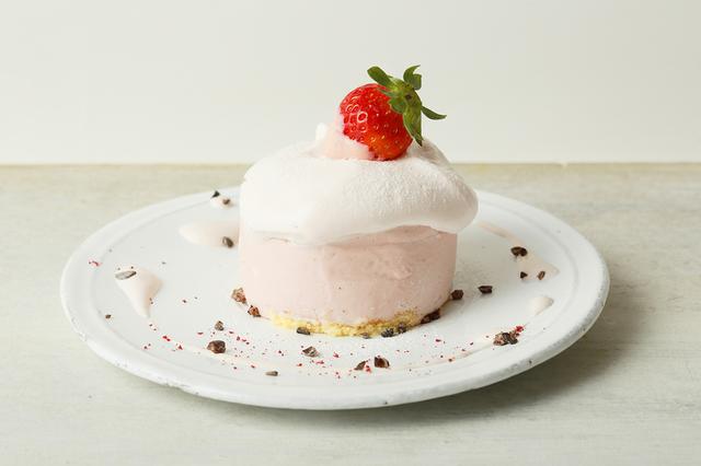 画像: ●ストロベリーパステルピンククリーミームース <Strawberry pastel pink creamy mousse> 本体価格 780円 さっぱりとした酸味の苺を使い、ふんわり軽い口当たりのムースの中に濃厚なガナッシュをいれた苺づくしのデザートです。