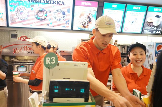 画像: “1日店長”さん体験をするベンドラメ 礼生選手