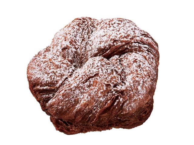 画像: ●ショコラデニッシュ ホイップ(162円)※継続販売 花形に成形し、フライしたショコラデニッシュ生地にホイップクリームを挟み、シュガーをトッピングしました。
