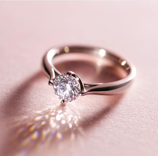 画像: 「アンティアーレ antiare」 素材:Pt950 カラット:0.83ct 2017年1月21日に発売されたアイプリモの最新作婚約指輪。昔と異なり、特別な日だけでなく日常使いができる婚約指輪を求める女性が多いため、ダイヤモンド部分の高さが出ることによって生じる引っかかりを、極力抑えたデザインに仕上げました。またオーソドックスな6本爪ではなく、4本爪で留めることで、センターダイヤにかかる爪の面積が少なくなり、光が溢れこぼれるような輝きを放つのが特徴です。