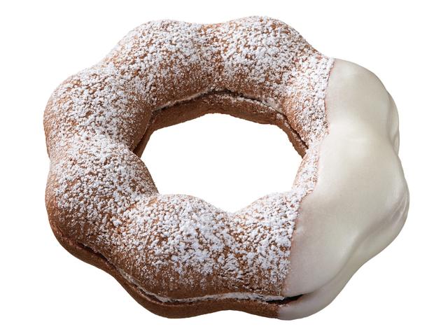 画像: ●ポン・デ・クーベルショコラホイップ ホワイト(140円) ココア風味のもちもちとした食感の生地で、クーベルチュールチョコ入りホイップをサンドし、シュガーとホワイトチョコでデコレーションしました。