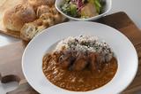 画像: スパイシートマトチキンカレー シェフ秘伝のレシピ。スパイスが効いたトマトカレー♪ 980 円(税別)
