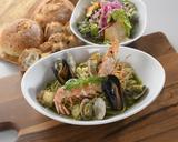 画像: 魚介のジェノベーゼパスタ 魚介の旨味とバジルソースの相性が抜群♪ 1,280 円(税別)
