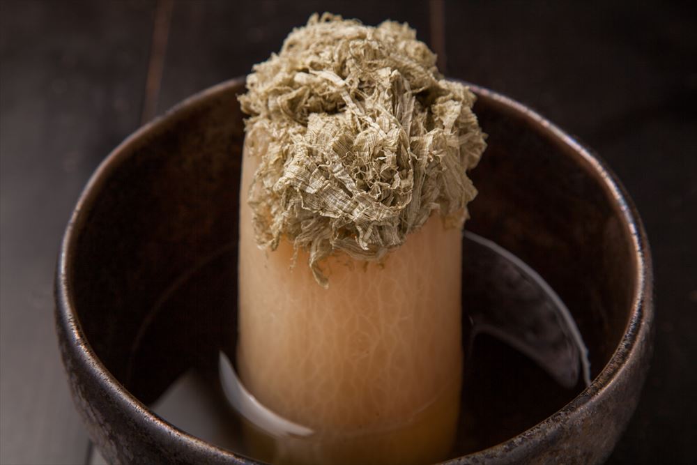 画像: <五島ならでは「アゴ出汁」料理> 「あごが落ちるほど美味しい」ため「アゴ」とよばれる飛魚の出汁「アゴ出汁」。 煮干しとは違い、にごりがなく、昆布やかつお節のだしよりも深く上品な味のため、九州では最高級の出汁として珍重されてきました。 この高級なアゴ出汁を使い、出汁の味わいを生かしたメニューを取り揃えました。 ■アゴ出汁 巻き卵 580円 ■アゴ出汁 茶碗蒸し 580円 ■アゴ出汁 ふろふき大根 とろろ昆布のっけ 650円 ■アゴ出汁 茶漬け 520円 ■アゴ出汁 焼豚チャーハン 680円ほか