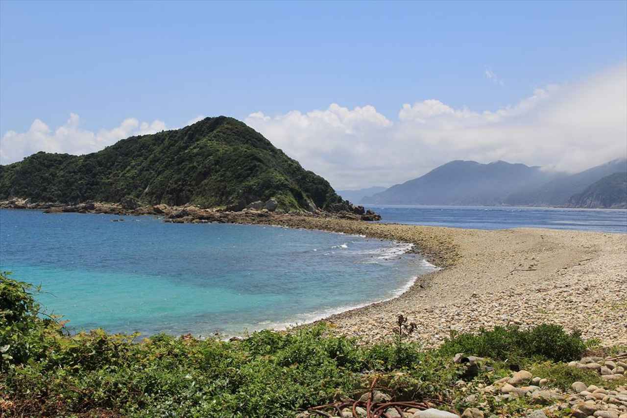 画像: 長崎からフェリーで4時間。九州の最西端に位置する五島列島は、海と山が織りなす美しい自然景観により国立公園にも指定されています。また、江戸時代には、キリシタンが新天地を求めて移住した地でもあり、日本の外交における玄関口として活躍し、島には美しい日本の原風景と歴史的価値のある教会群の立ち並ぶ美しい景観が広がります。また、黒潮本流から分岐して北上する温暖な対馬暖流と、列島付近に発生する沿岸流との影響から魚たちの餌となるプランクトンに恵まれた有数の好漁場である五島の海は、五島の豪快な荒波と恵まれた漁場は美味しい海の幸の宝庫としても有名です。