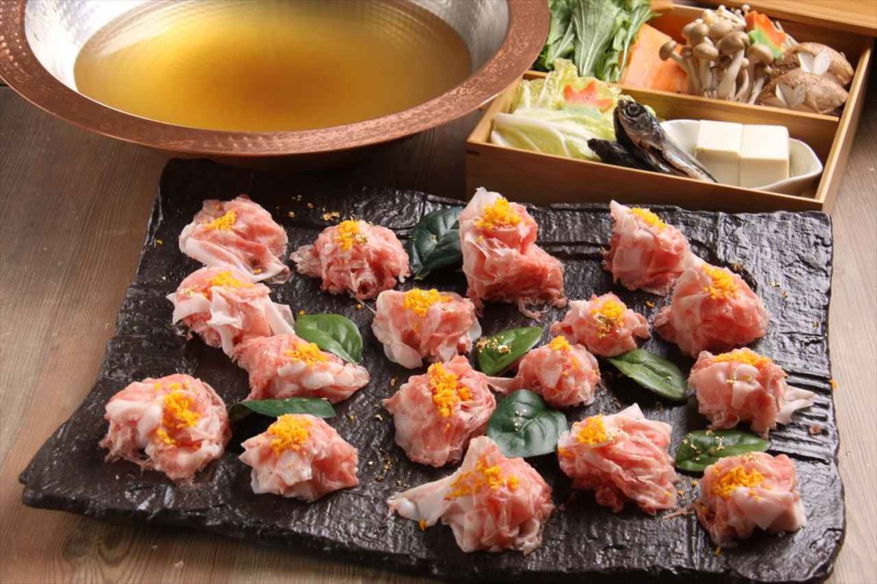 画像: <五島の大地が育んだ草野ファームの「五島豚」しゃぶしゃぶ> ながさき農林業大賞運営委員会主催の「平成23年度ながさき農林業大賞」において、食の安全・安心や環境に配慮し、技術・経営がトップクラスにある認定農業者・林業者に贈られる「農林水産大臣賞及び長崎県知事賞」に選ばれた「草野ファーム」。 草野ファームで育てられている豚は、自社で作ったお米を食べて育てられているため、柔らかさや香りが増し美味しい豚肉になります。 極薄にスライスした五島豚は島の花であるつばきの花の形に盛り付けました。 肉と肉の間に詰まった豚の旨みがたっぷりのスープも肉とご一緒にご堪能ください。 ■アゴ出汁しゃぶしゃぶ 1人前 2,800円